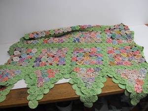 lot 320 image: Large Vintage Folk Art Yo-Yo Quilt