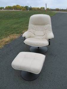 lot 359 image: Comfortable PALISER Reclining Lounge Chair wOttoman
