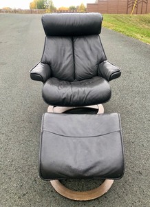 lot 7 image: Quality Comfort of Norway Leather Reclining Nordic Lounge Chair wOttoman