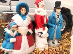 lot 363 image: Nice Group of Vintage Christmas Blowmold Lawn Decorations