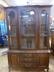 lot 25 image: Dining Room Hutch