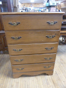 lot 26 image: 5 Drawer Dresser