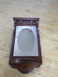 lot 27 image: MirrorHat Rack