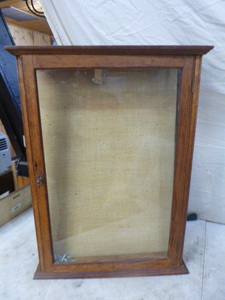 lot 56 image: Vintage Glass Case