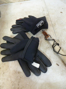 lot 85 image: 2 Pair of Gloves