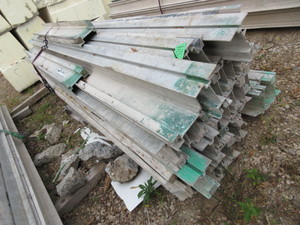 lot 324 image: ALUMINUM I BEAMS