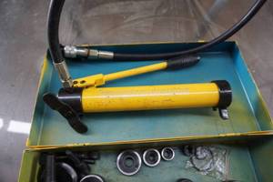 lot 4 image: Hydraulic Knock Out PressJack With Case