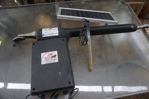 lot 14 image: Mighty Mule EZ Gate UL325 Series 500 Single Solar Powered Gate Opener