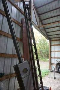 lot 28 image: 30 Wood Extension Ladder