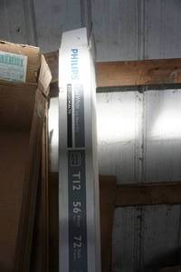 lot 64 image: Lot of 33 - 96  75 Watt Fluorescent Light Bulbs