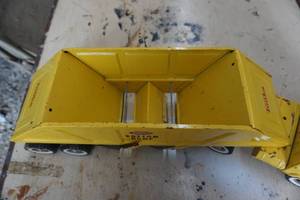 lot 120 image: Vintage Tonka Truck Bottom Dump Toy Semi Truck