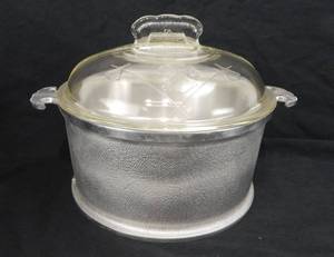 lot 62 image: Vintage Guardian Service 4 Quart Straight Side Pot with Cover