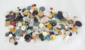 lot 101 image: Vintage Vintage Buttons in a Richard Hudnut Yanky Clover Dusting Powder Tin