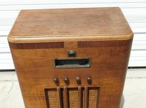 lot 28 image: Vintage Delco Wood Case Radio