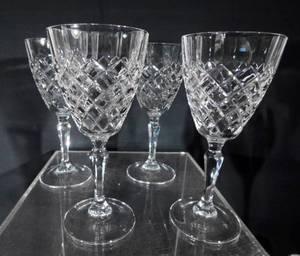 lot 52 image: Lot of 14 Crystal and Glass Goblets and Barware