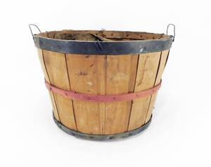 lot 113 image: Vintage FruitVegetable Basket