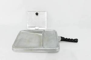 lot 26 image: Vintage Unmarked Guardian Service Ware Bacon Cooker