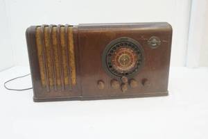 lot 29 image: Vintage Short Wave Radio