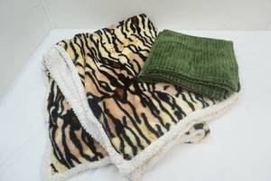 lot 80 image: 2 Soft Throw Blankets