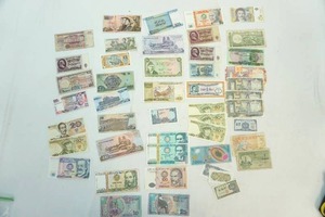 lot 118 image: Batch of Foreign Currency