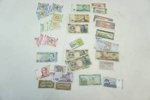 lot 119 image: Batch of Foreign Currency