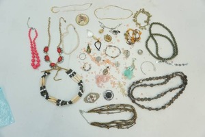 lot 123 image: Assortment of Womens Jewelry