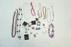 lot 124 image: Assortment of Womens Jewelry