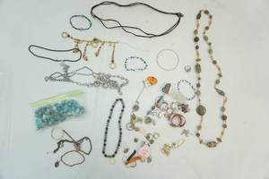 lot 125 image: Assortment of Womens Jewelry