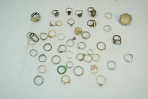 lot 126 image: Womens Rings