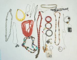 lot 127 image: Assorted Womens Jewelry