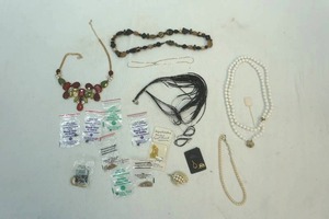 lot 128 image: Assorted Womens Jewelry