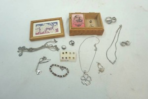 lot 131 image: Butterfly Jewelry Box with assorted Jewelry