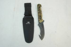 lot 135 image: Mossy Oak Gut Knife