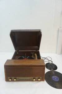 lot 141 image: Vintage Vinyl Player and records