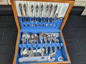 Vintage Tarnish Proof Wooden Chest Housing Set of Tudor Plate Oneida Community Silverware