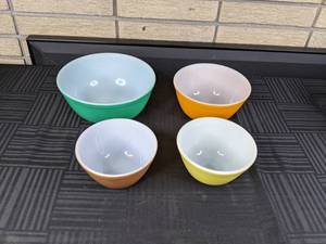 Vintage Pyrex 4-Piece Nesting Mixing Bowls