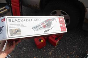 lot 225 image: Black & Decker Compact Auto Vac (New in Box)