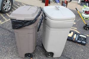 lot 238 image: Lot of (2) Rubbermaid Plastic Trash Bin w Lid