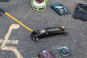 lot 243 image: Craftsman 950143 Professional 3-Ton Extra High Lift Sport Utility Hydraulic Floor Jack