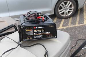 lot 248 image: Schumacher SE-5212A 50 Amp  10 Amp  2 Amp 12V Battery Charger