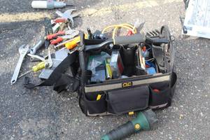 lot 256 image: Soft-Side Tool Bag w Hand Tools