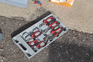 lot 258 image: Powerbuilt Plier Tool Set