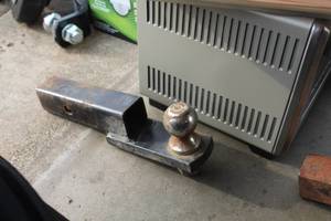 lot 291 image: 2000-lbs Trailer Hitch with 1-78 Ball