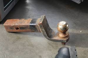 lot 292 image: 3500-lbs Trailer Hitch with 2 Ball