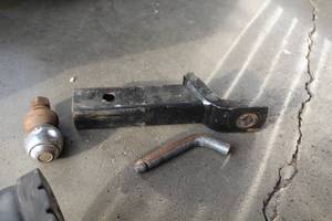 lot 294 image: 2000-lbs Trailer Hitch with 1-78 Ball