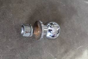 lot 295 image: 2 2000-lbs Trailer Hitch Ball
