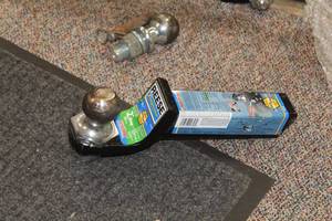 lot 346 image: Reese Towpower Trailer Hitch with 2 Ball