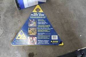 lot 381 image: Tri-Vise Plate Vise (New)