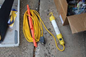 lot 422 image: Shop Work Light w Extension Cord