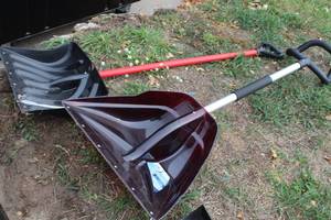 lot 464 image: Lot of (2) Snow Pusher Shovels